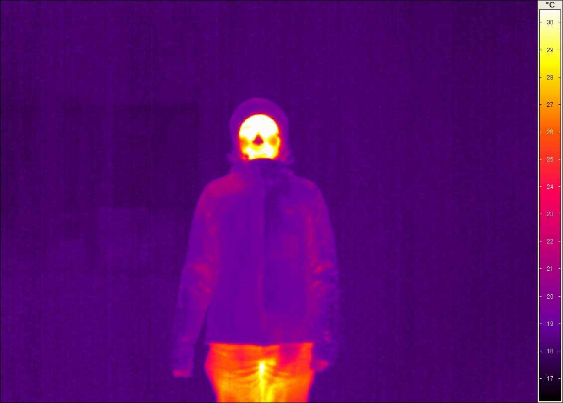 &bdquo;W&auml;rme sichtbar machen&ldquo; - Mittels einer W&auml;rmebildkamera konnte ein erster Eindruck von Oberfl&auml;chentemperaturen und dem Wirkungsprinzip von D&auml;mmstoffen, in diesem Fall einer Jacke, vermittelt werden.