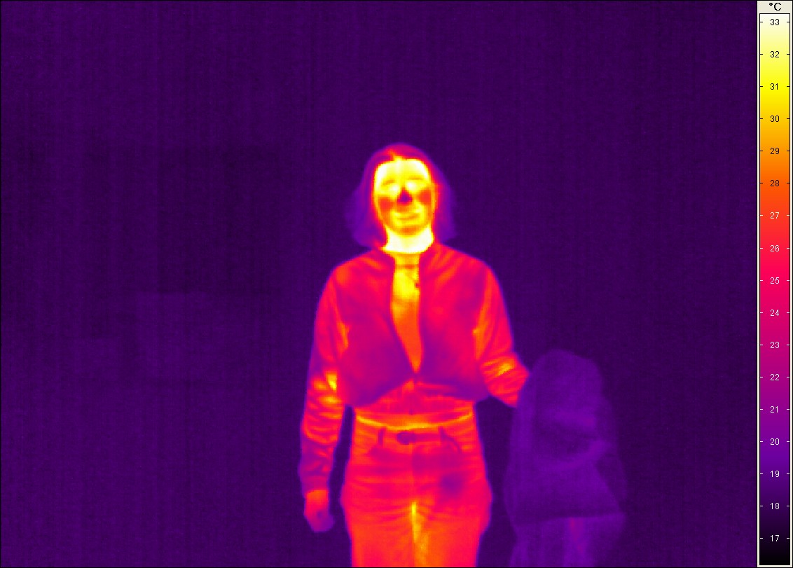 &bdquo;W&auml;rme sichtbar machen&ldquo; - Mittels einer W&auml;rmebildkamera konnte ein erster Eindruck von Oberfl&auml;chentemperaturen und dem Wirkungsprinzip von D&auml;mmstoffen, in diesem Fall einer Jacke, vermittelt werden.