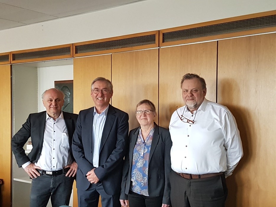 Vorstandsmitglieder der TIAQ: Frau Dehn (Rockwool), Herr Vitse (Owens Corning), Herr De Blaere (BCCA) und Herr Schreiner (FIW M&uuml;nchen)